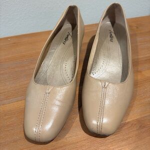 Trotters Women’s 9.5 Doris Beige Low Heels Pumps